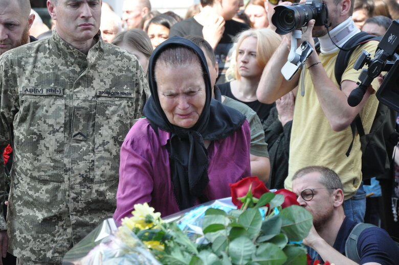 Із загиблим у бою з росіянами Романом Ратушним попрощалися в Києві 05