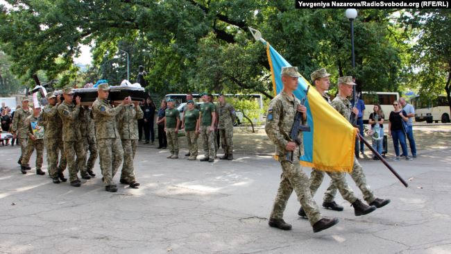 З померлим після важкого поранення на Донбасі воїном із 503-го ОБМП Костянтином Оверком попрощалися в Запоріжжі 02