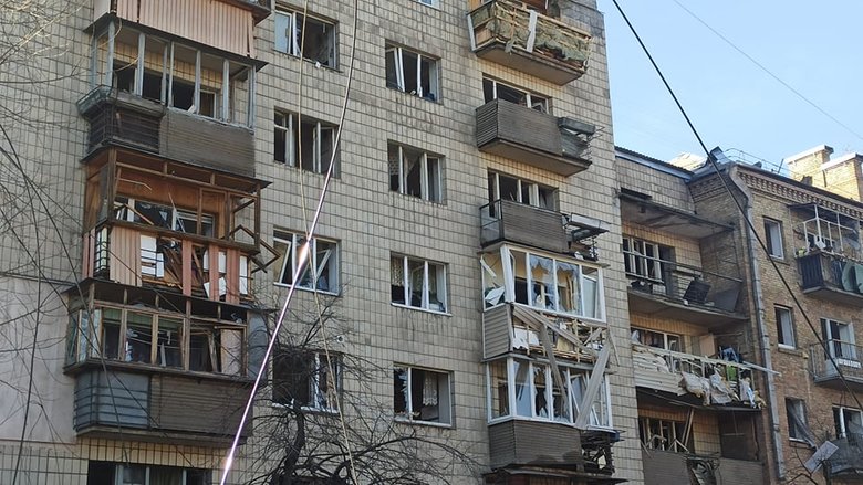 Наслідки падіння збитої російської крилатої ракети на Куренівку в Києві 15