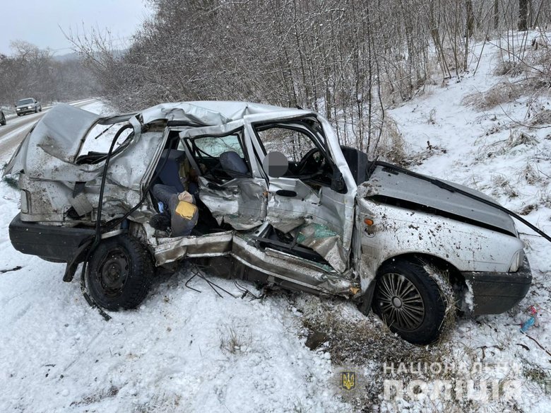 Ужасное ДТП в Винницкой области: Dacia на встречной полосе влетела в ГАЗ-52 - трое погибших 03
