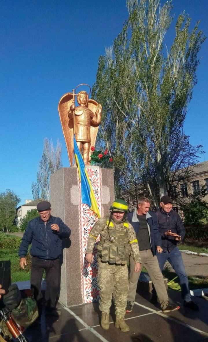 В селе Михайловка в Херсонской области ВСУ развернули украинский флаг 01