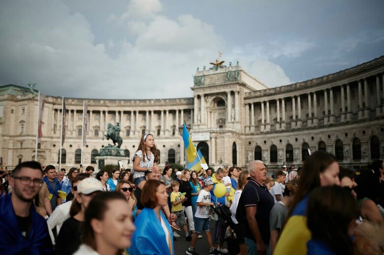 Украинские активисты организовали в Вене массовый Марш Независимости 03