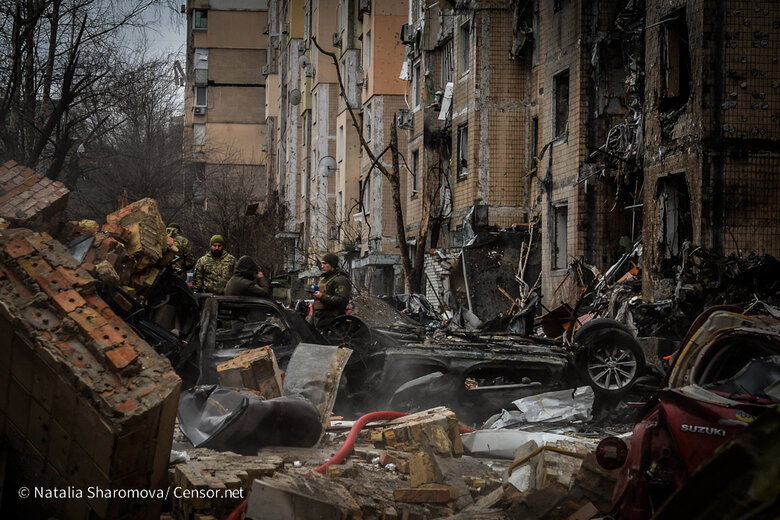 У Солом’янському районі Києва ліквідовують наслідки ракетного удару РФ 16