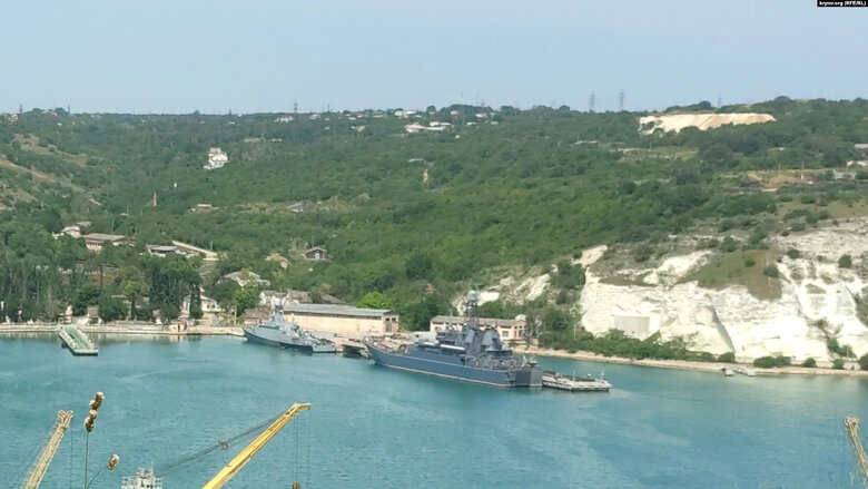 Пять російських великих десантних кораблів вийшли у Чорне море 03