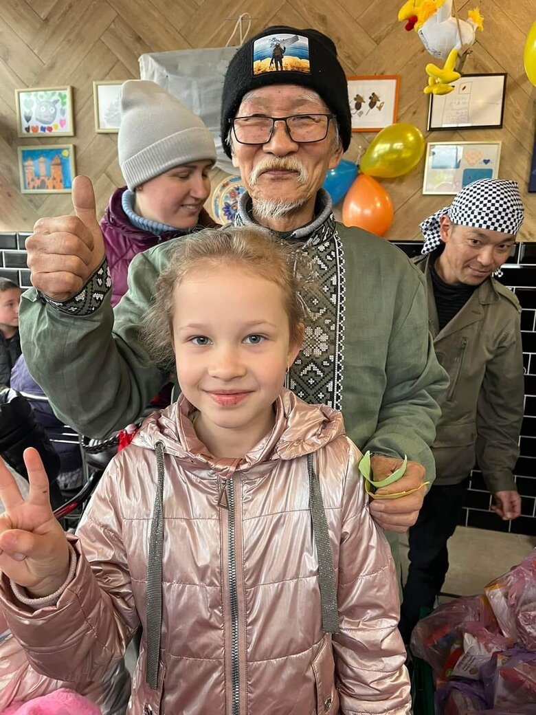 75-річний японський волонтер Фумінорі Цучіко відкрив у Харкові безкоштовне кафе 10