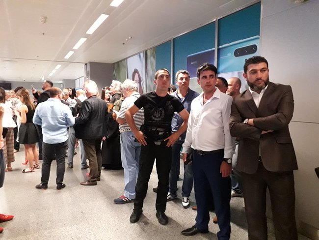 Сторонники Саакашвили собираются в аэропорту Борисполь - люди держат баннеры и поют гимн 03