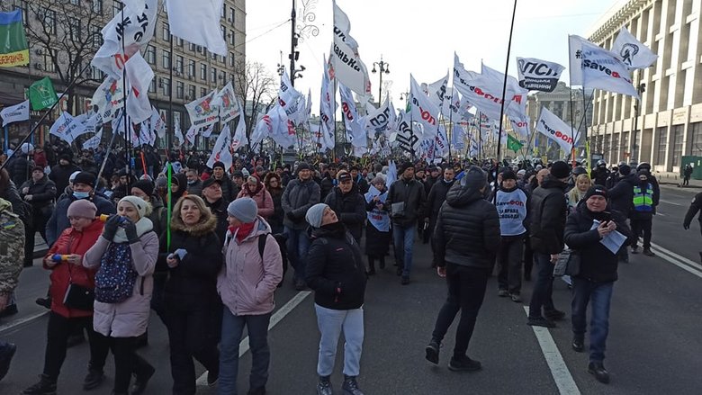 Акція SaveФОП у центрі Києва: мітингувальників відтіснили із Хрещатика, вони прямують під Раду 45