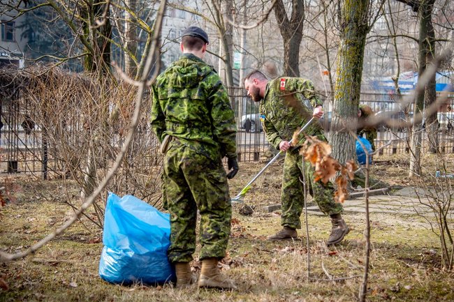 Канадские военные инструкторы решили убрать листья вокруг госпиталя в Николаеве, - Генштаб 02