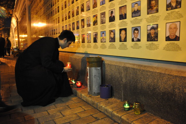 Запали свічку- в Киеве состоялась акция памяти павших защитников Украины 04