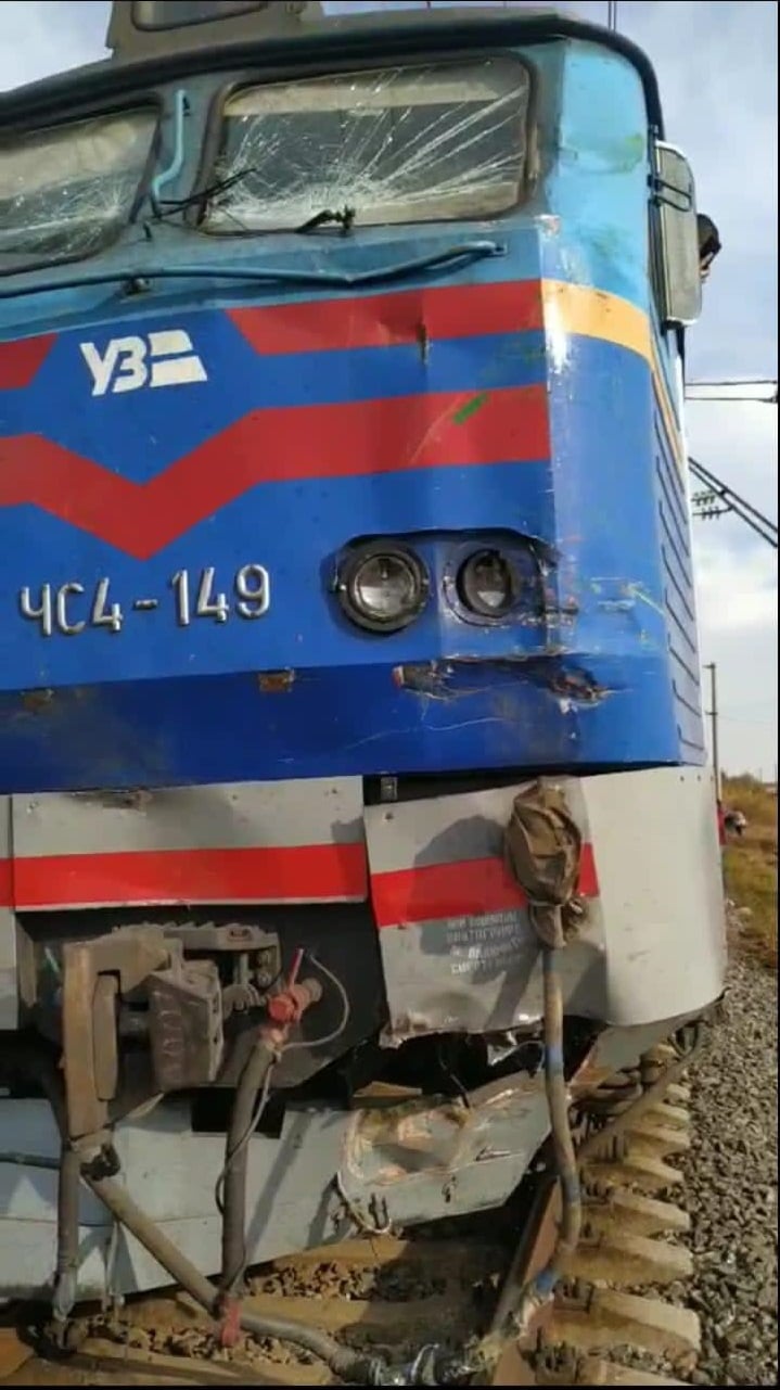 Комбайн столкнулся на переезде с пассажирским поездом Бахмут-Львов, поврежден локомотив и 6 вагонов, - Укрзализныця 02