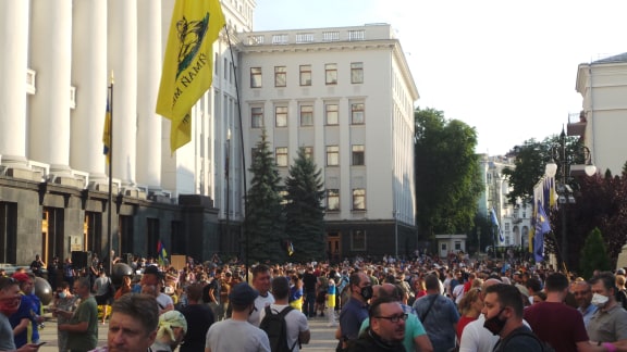 Под Офисом Зеленского в Киеве проходит акция протеста против условий прекращения огня на Донбассе 05