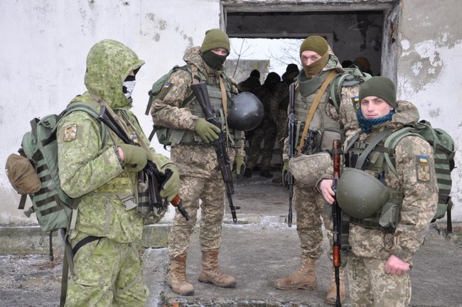Украинских морских пехотинцев готовят инструкторы из Великобритании 09