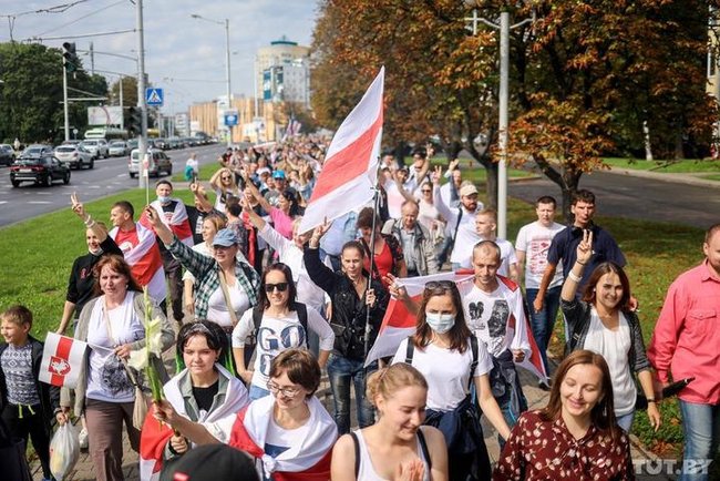 Протесты в Беларуси: Саша, выходи, будем поздравлять 02