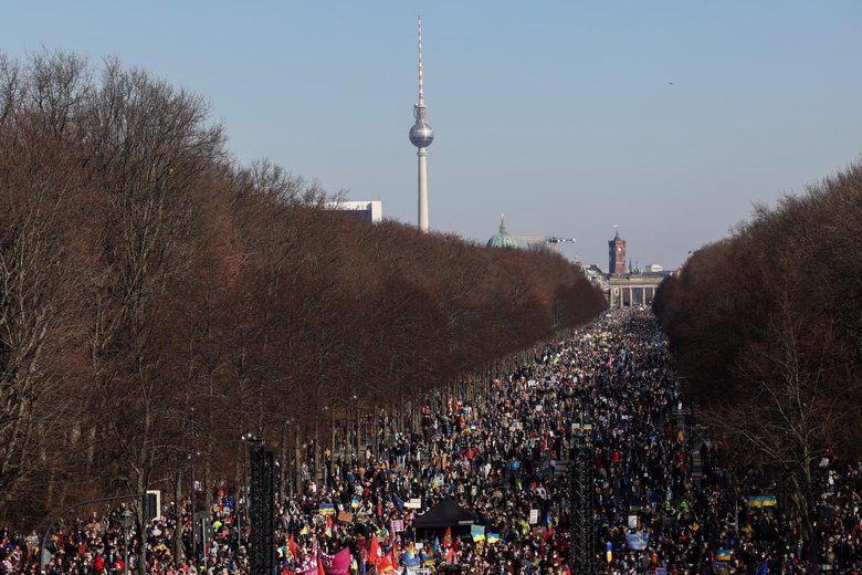 Масові мітинги проти війни в Україні прокотилися Європою. У Берліні вийшло щонайменше 20 тисяч людей 01