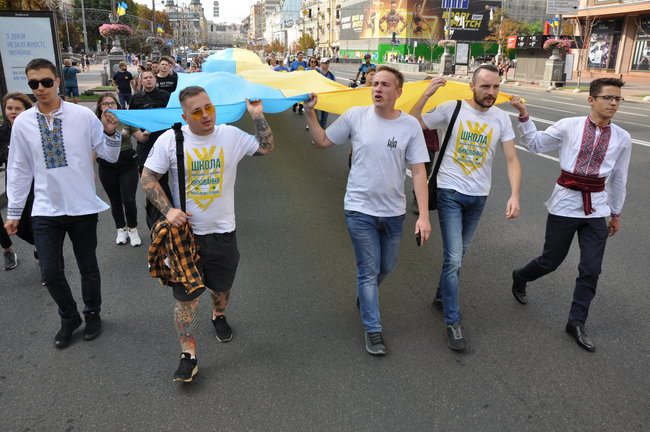 Самый большой флаг Украины пронесли по центру Киева 08