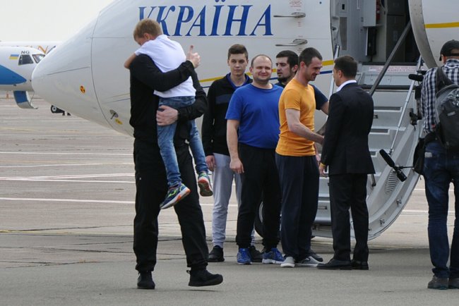 Освобожденные украинцы прилетели в Киев 42