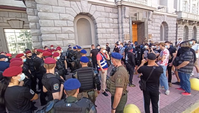 Націоналісти й анархісти мітингували під СБУ за і проти депортації білоруського активіста Боленкова 17