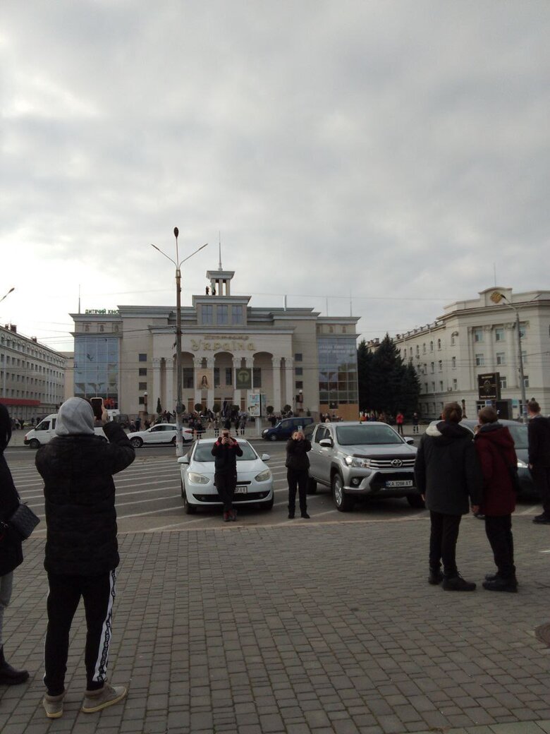 Жители Херсона вышли на улицы города с флагами Украины 02