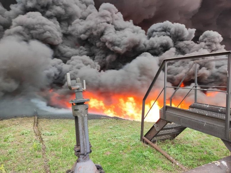 Окупанти поцілили у нафтове підприємство у Лисичанську, здійнялась пожежа на 5 тис. кв.м. Палива там немає, горять залишки нафтошламу, - Гайдай 01