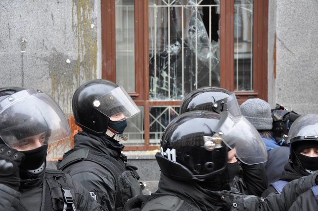 Акция Смерть России!: Националисты забросали камнями здание Россотрудничества и двух банков в Киеве 34