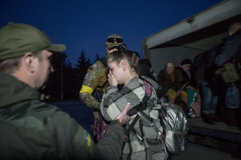 Из-под обстрелов на Донбассе волонтеры МБФ Фонд Добра и Любви вывезли около 200 гражданских 06