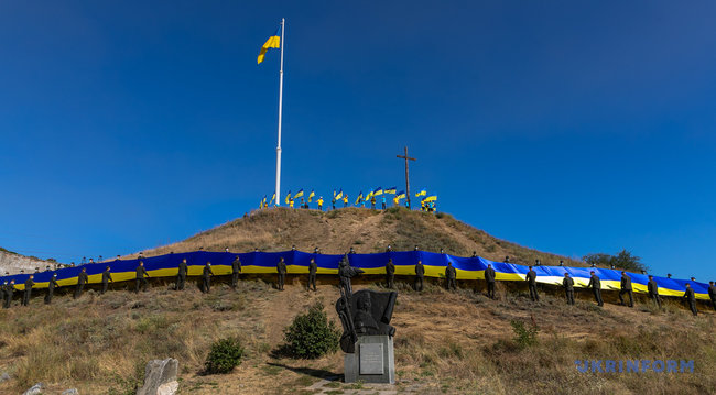 На Хортиці військовослужбовці Нацгвардії розгорнули 100-метровий прапор України 12