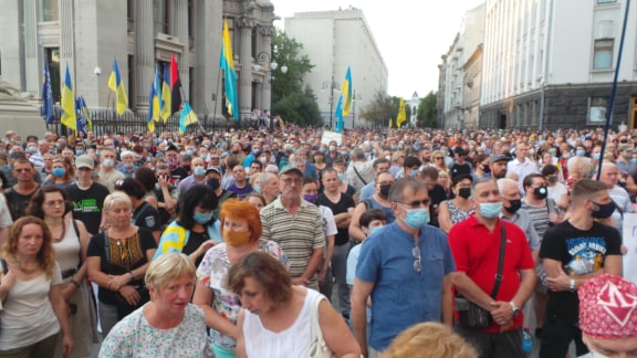 Под Офисом Зеленского в Киеве проходит акция протеста против условий прекращения огня на Донбассе 42