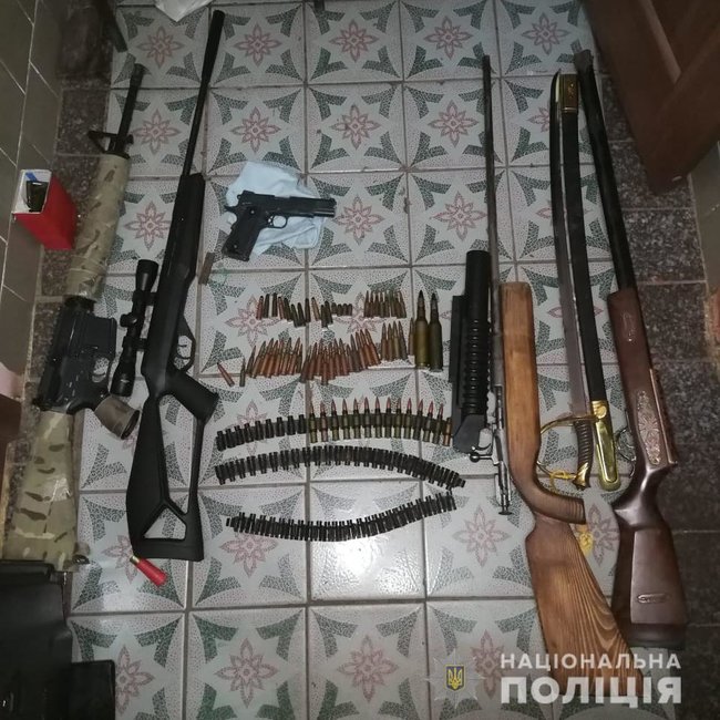 Поліція затримала велику групу наркоторговців на Буковині: вилучено наркотиків на 10 млн грн і зброю 10