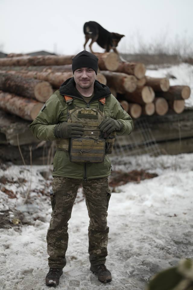 Боєць 13-го окремого десантно-штурмового батальйону Сергій Назаренко: В новому терміналі Донецького аеропорту ми знайшли багато делікатесів. А хліба не було. І чорна ікра на армійській галеті мала досить екстравагантний вигляд 01