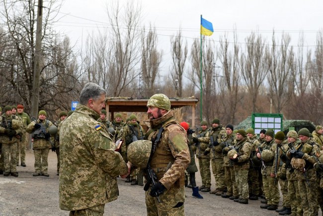 Порошенко на Донбассе вручил государственные награды украинским военнослужащим 06