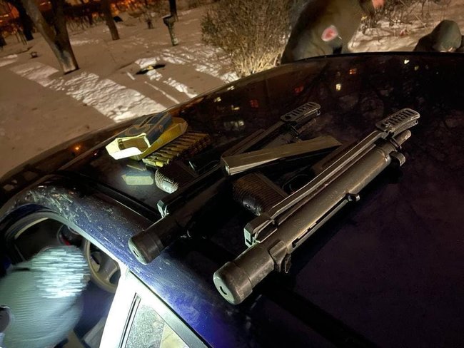У задержанного торговца оружием при обысках изъяли автомат, два пистолета-пулемета, гранаты и 4000 патронов, - прокуратура Киева 04