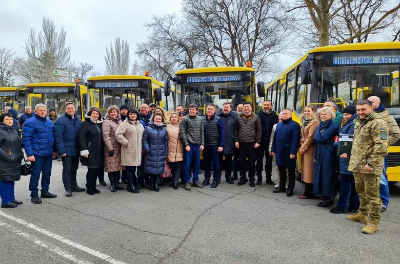 Закуплені Данією 34 шкільні автобуси прибули до України 02