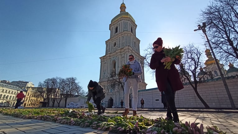 На Софійській площі в Києві виклали герб України з 1,5 млн квітів на честь жінок, які допомагають фронту 06