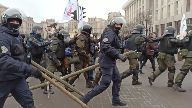 ФОПи спробували встановити намети на Майдані Незалежності: між мітингувальниками і правоохоронцями сталися сутички 21