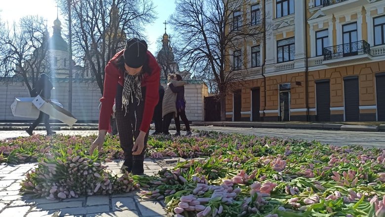 На Софійській площі в Києві виклали герб України з 1,5 млн квітів на честь жінок, які допомагають фронту 07