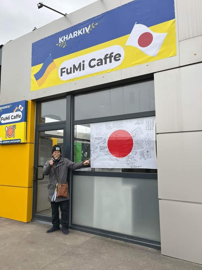75-річний японський волонтер Фумінорі Цучіко відкрив у Харкові безкоштовне кафе 01