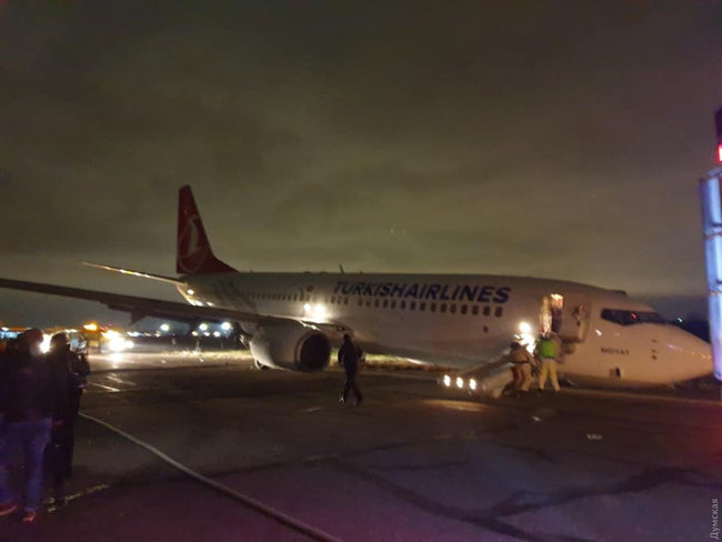 Жесткое приземление: у турецкого самолета сломалась стойка шасси во время посадки в аэропорту Одессы 04