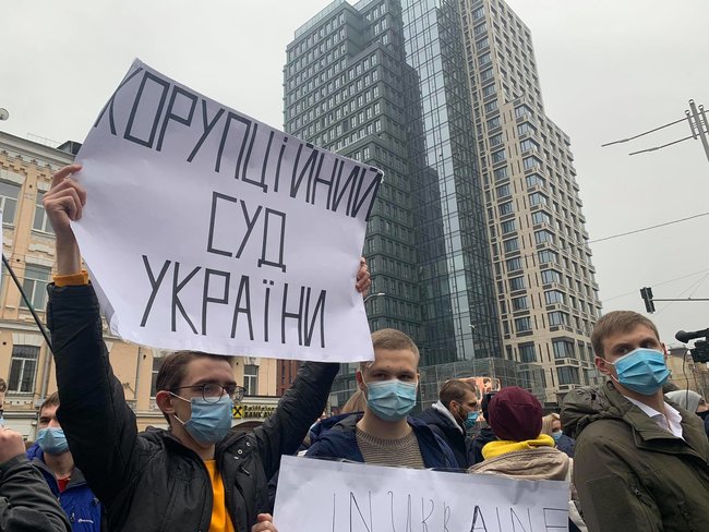 Под КС проходит акция протеста Отправим судей-предателей в Ростов в связи с решением Суда отменить ряд антикоррупционных норм 13