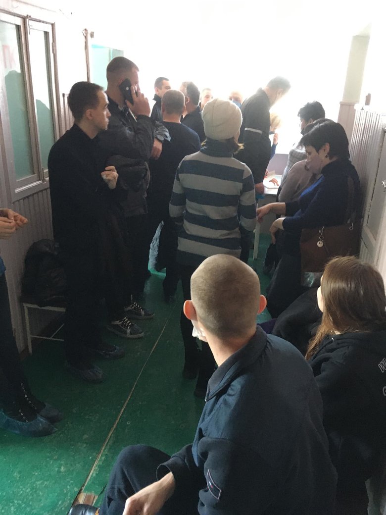 На Сумщині госпіталізували перших поранених українських бійців. Сотні громадян прийшли до лікарні, щоб здати кров 02