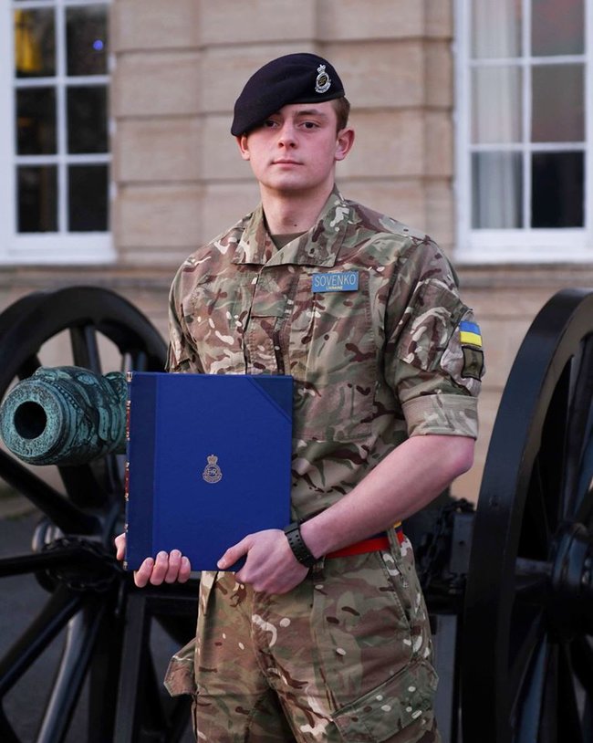 Украинский курсант Совенко стал лучшим иностранным выпускником Королевской академии сухопутных войск Великобритании 01