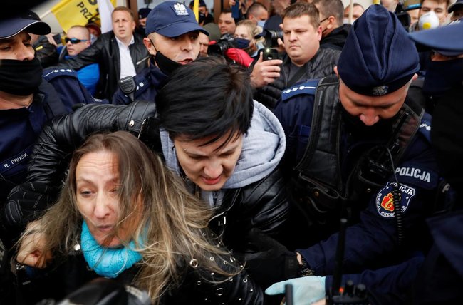 У Варшаві поліція розігнала антикарантинний протест: застосовувався сльозогінний газ, майже 400 затриманих 07