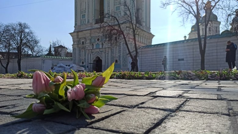 На Софійській площі в Києві виклали герб України з 1,5 млн квітів на честь жінок, які допомагають фронту 05