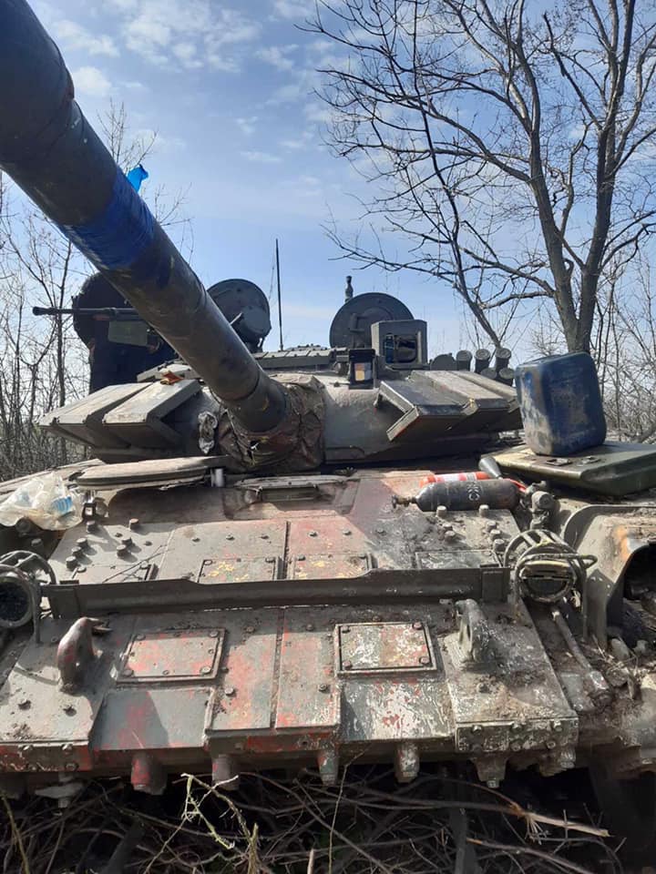 Окупанти кинули танк Т-72Б3 та втекли після атаки ЗСУ: Тепер він служитиме на користь української армії 01