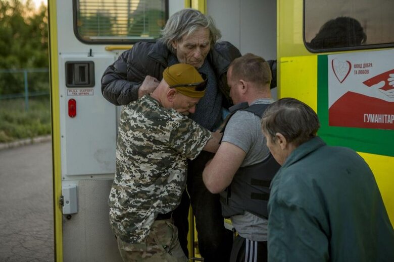 Из-под обстрелов на Донбассе волонтеры МБФ Фонд Добра и Любви вывезли около 200 гражданских 01