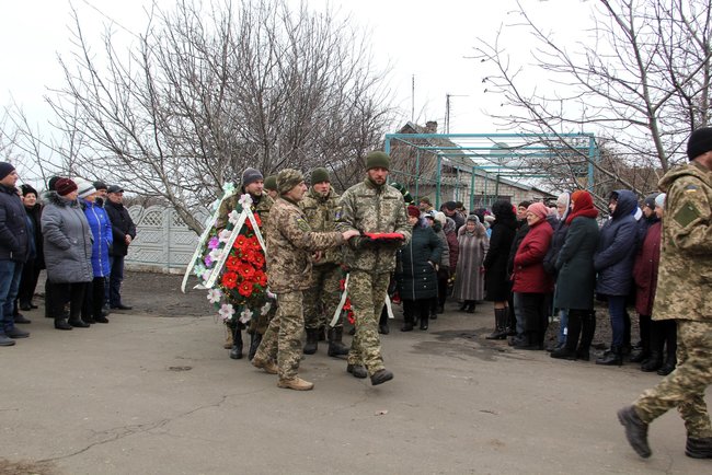 С погибшим от пули снайпера воином 57-й ОМПБр Сергеем Гузенко простились на Херсонщине 06