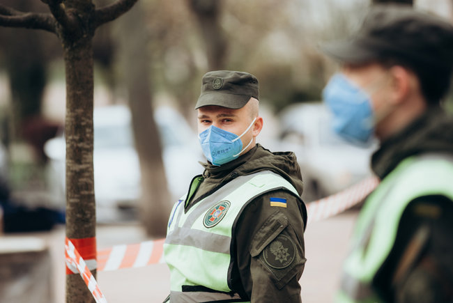 Нацгвардия охраняет общежитие в Вишневом, где зафиксирована вспышка COVID-19 01