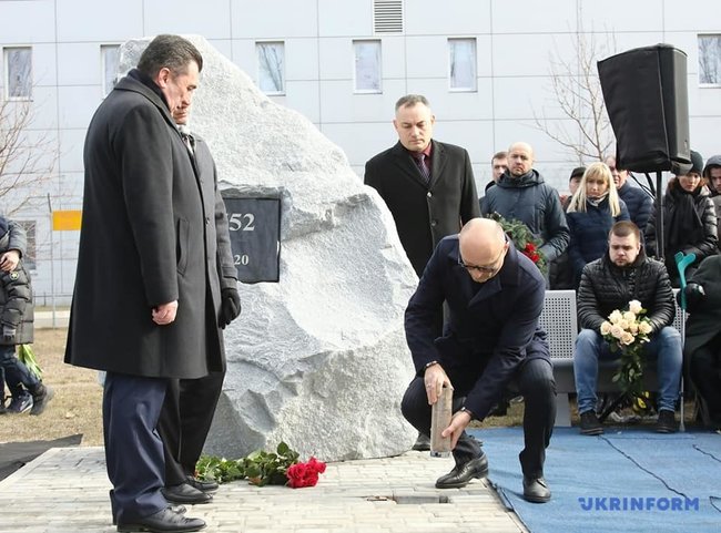 Памятник жертвам сбитого иранскими военными самолета МАУ открыли в Борисполе 06
