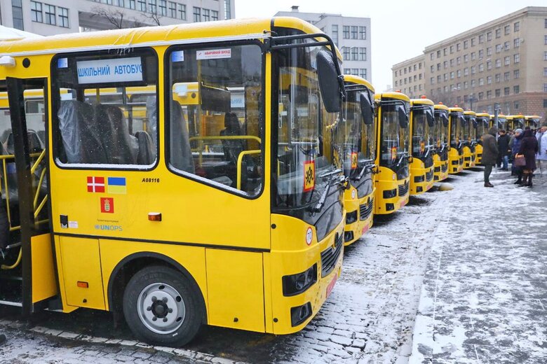 Закуплені Данією 34 шкільні автобуси прибули до України 03