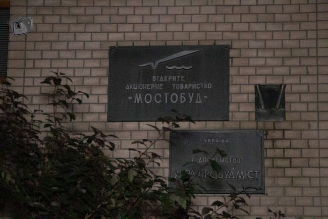 Неизвестные из гранатомета обстреляли здание Мостобуда в центре Киева 03