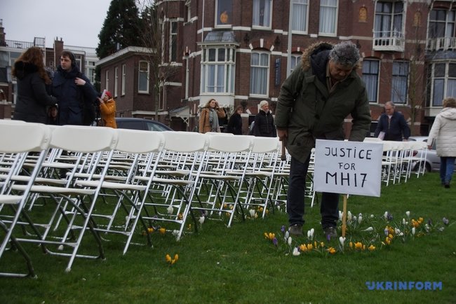 Родственники погибших в сбитом российскими террористами Боинге MH17 устроили молчаливый протест под посольством РФ в Гааге 10